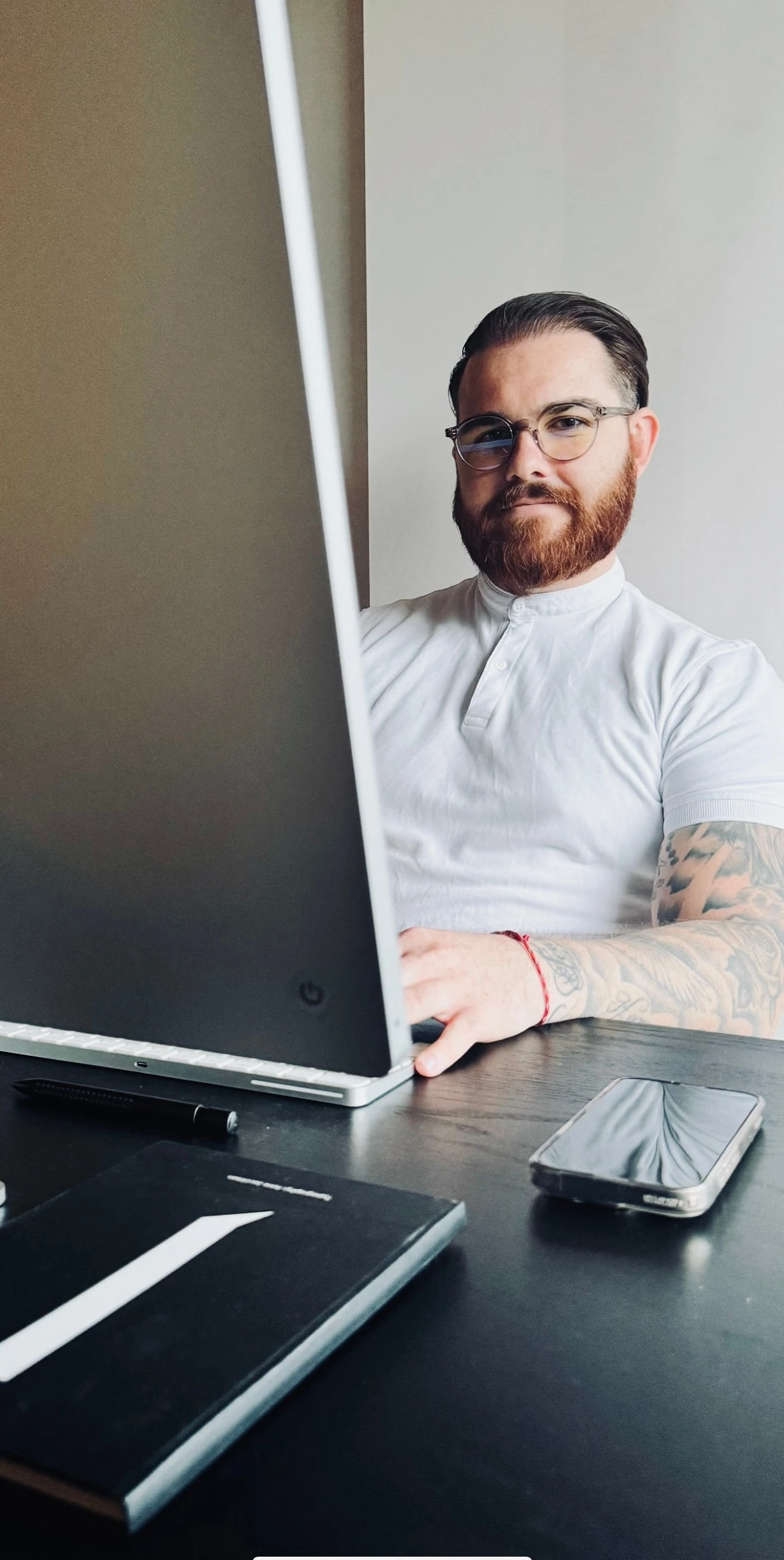 Jonas Huhle baut das Copy-Ökosystem am Laptop.